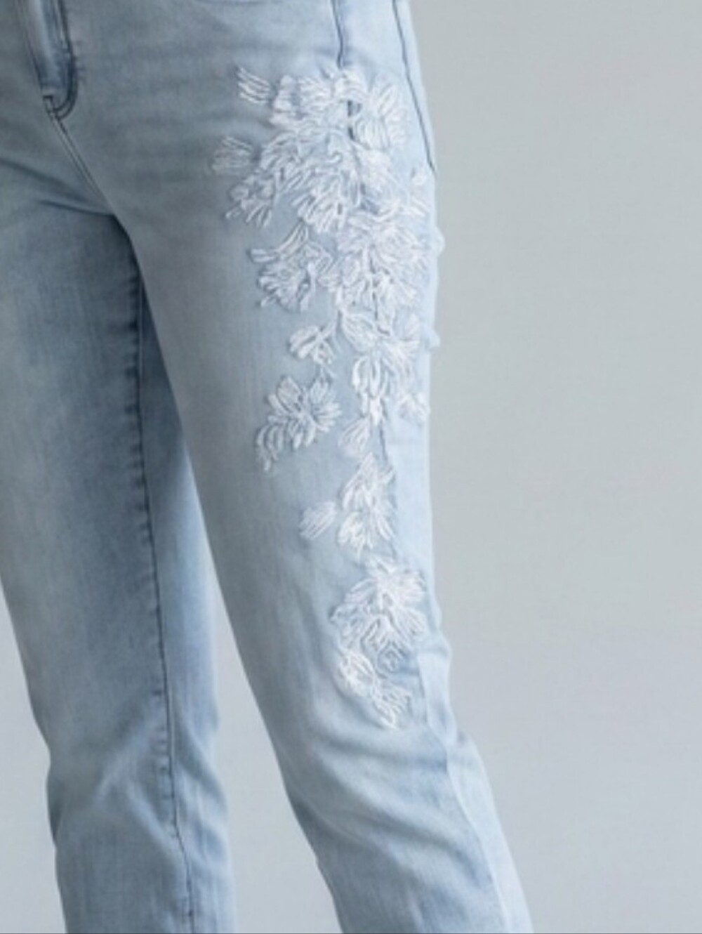 Simply Vera Women’s Light Blue Embroidered Crop Jeans 10